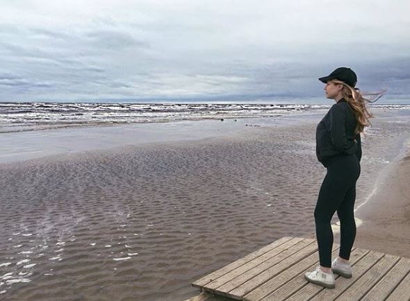 Тина Кароль удивила образом возле моря в Юрмале (фото)
