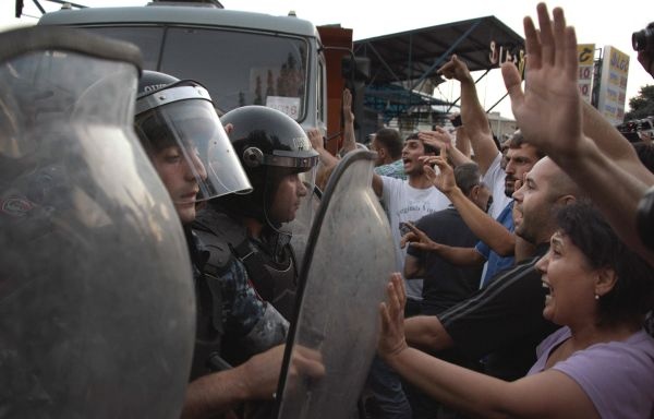Турецкие чистки и Майдан по-еревански: итоги недели в мире