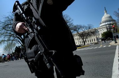 У Капитолийского холма в Вашингтоне задержаны трое вооруженных людей