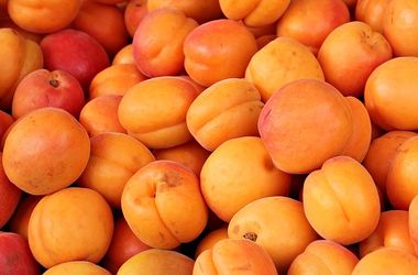 Украину "захватывают" импортные персики и абрикосы