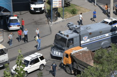 В Ереване вооруженные люди захватили здание полиции, есть погибшие (видео)