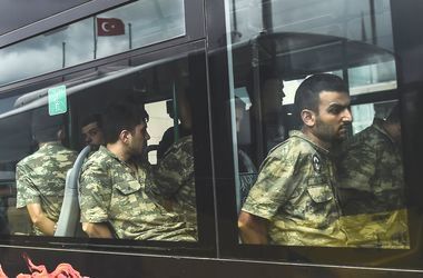 В Греции бросили за решетку беглых турецких путчистов