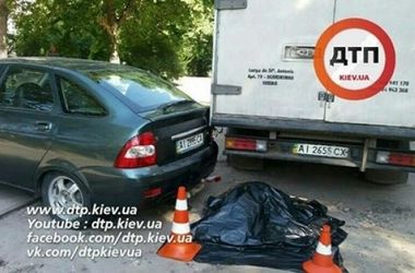 В Киеве грузовик раздавил водителя