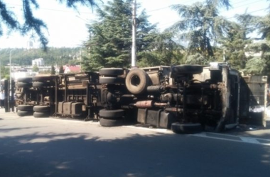 В Крыму перевернулся грузовик с 18 тоннами вина