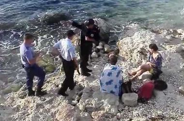В Крыму полиция под дулами автоматов выгнала туристов с пляжа (видео)