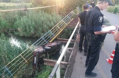 В Мариуполе автомобиль с военными упал в воду – СМИ