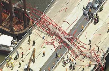В Нью-Йорке строительный кран рухнул на мост – пострадали люди (видео)