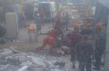 В Одессе бетонная плита упала на бытовку с рабочими