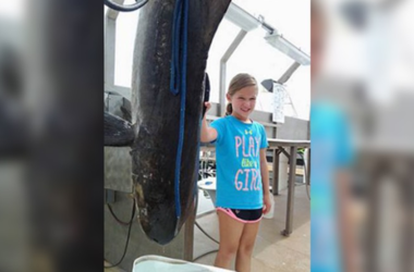 В США 9-летняя девочка побила рекорд, поймав 43-килограммовую рыбу