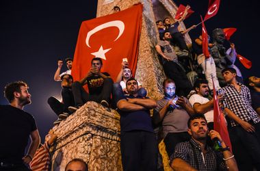 В Стамбуле на площади Таксим собравшиеся поют в честь Эрдогана