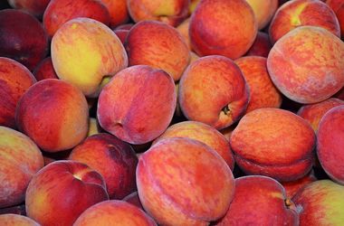 В Украине уничтожили 5 тонн персиков из Польши
