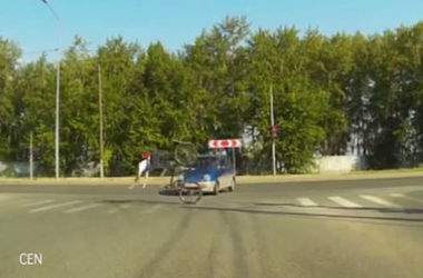Велосипедист на переходе неудачно затормозил и сделал кувырок через руль (видео)