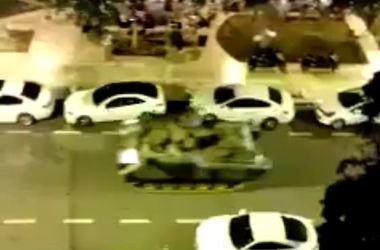 Во время беспорядков в Турции танк переехал автомобиль – соцсети (видео)