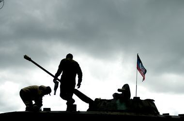 Военные попали под обстрел боевиков из запрещенного оружия