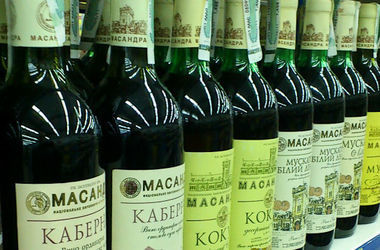 Захватчики "Массандры" в оккупированном Крыму распродали уникальные вина