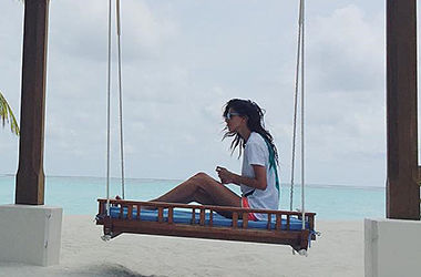 Актриса Равшана Куркова показала фигуру в бикини на Мальдивах (фото)