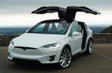 Автопилот Tesla спас водителя от смерти