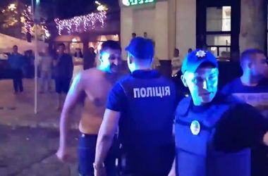 "Бездействующие" во время конфликтной ситуации в центре Николаева патрульные будут уволены – полиция