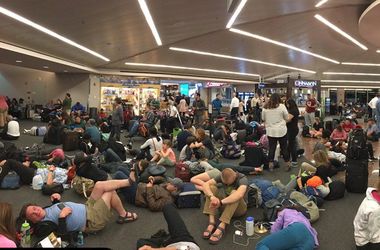Delta Airlines временно приостановила полеты, пассажиры ожидают в аэропортах по всему миру