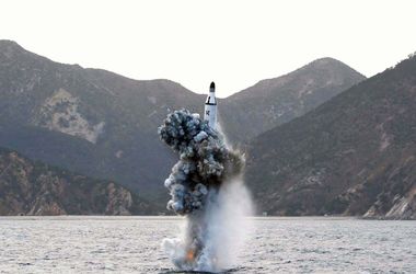 ФОТОФАКТ. КНДР запустила баллистическую ракету с подводной лодки