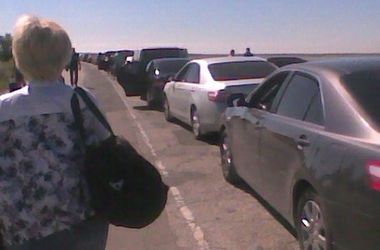 Как выглядит огромная очередь украинцев на границе Крыма (фото)