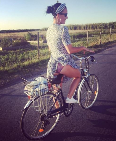 Кети Перри засветила трусы во время поездки на велосипеде во Франции