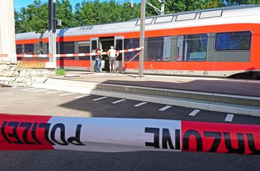 Нападение в поезде в Швейцарии: Подозреваемый умер от полученных травм