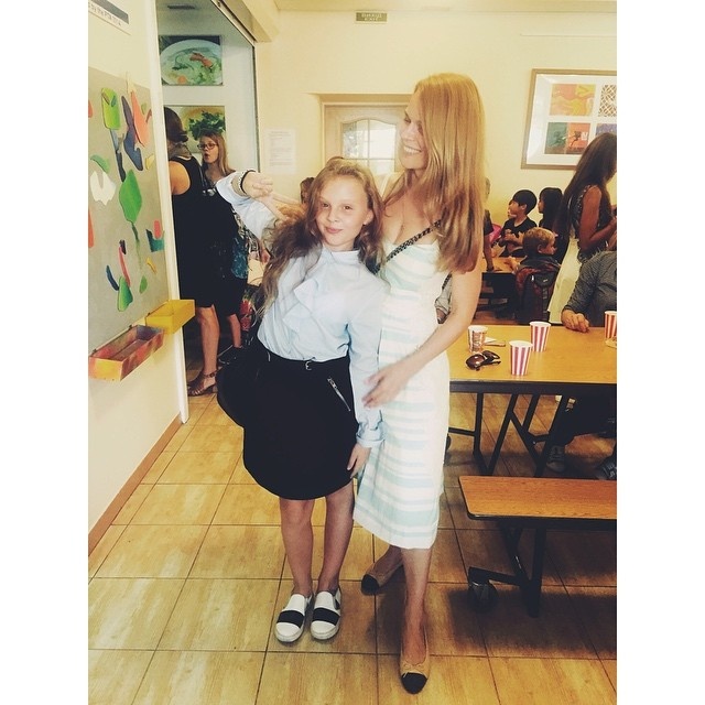 Ольга Фреймут отвела дочь в школу (фото)