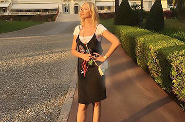 Похорошевшая Кристина Орбакайте в эффектном платье прокатилась на катере с мужем (фото)