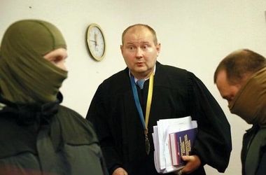 СМИ: Погоревший на крупной взятке киевский судья оказался скандальным Чаусом