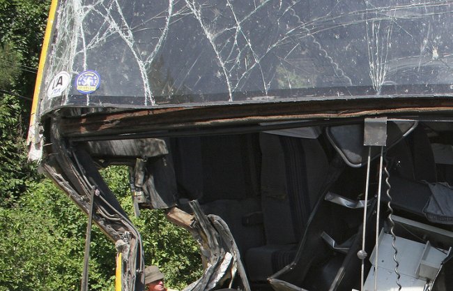 При падении автобуса с обрыва в Крыму погибли пять человек