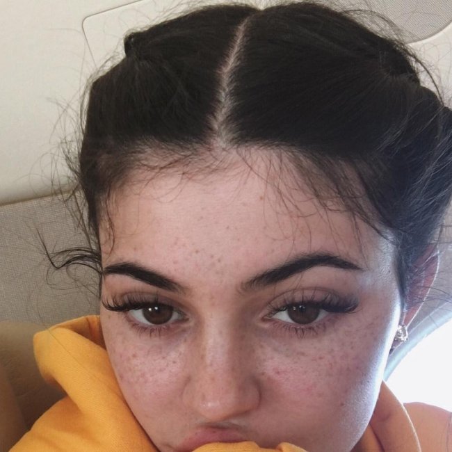 19-летняя сестра Ким Кардашьян шокировала поклонников фото без макияжа
