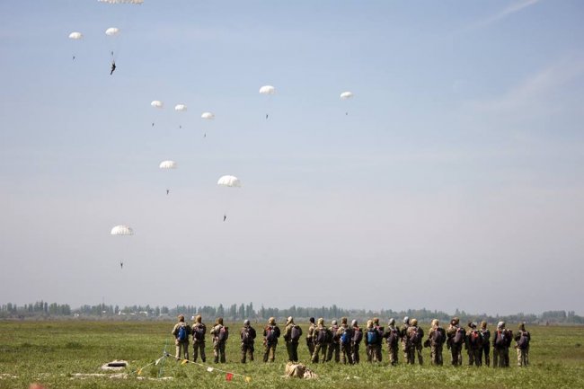 Бойцы сил специальных операций прыгали с парашютом
