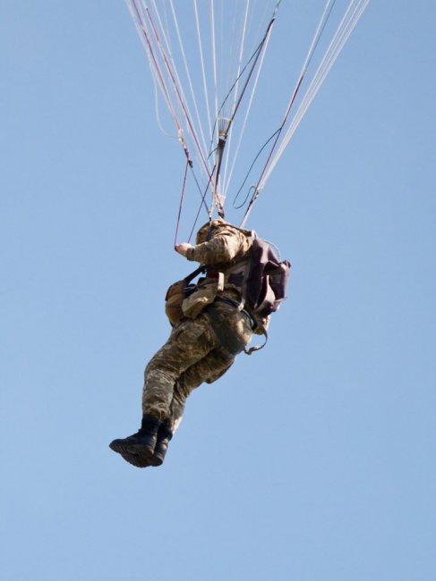 Бойцы сил специальных операций прыгали с парашютом
