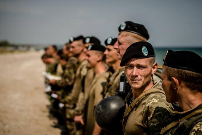 Ряды морских пехотинцев ВМС Украины пополнились сотней черных беретов (20 фото)