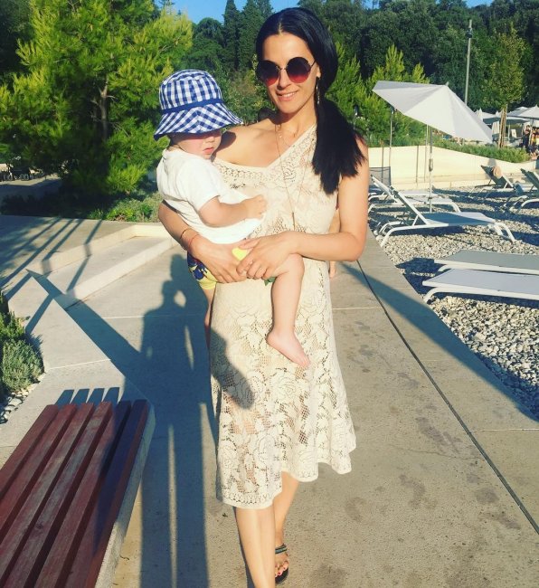 "Мама-загляденье": Маша Ефросинина в прозрачном платье прогулялась с маленьким сыном (фото)