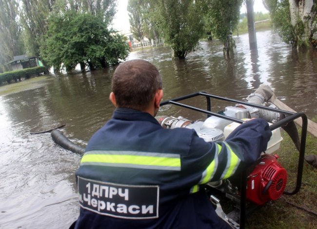 Мощный ливень затопил улицы в Черкассах (фото,видео)