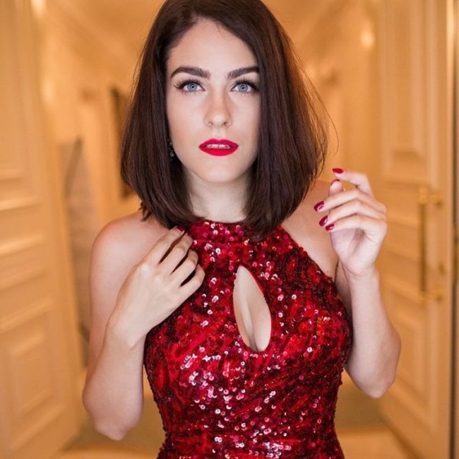 Певица Маша Собко в платье за 11 тысяч гривен блеснула бюстом (фото)