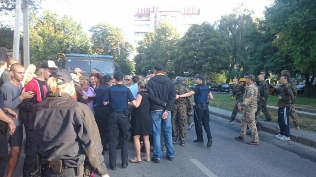Строительный скандал во Львове: местные жители востали против людей в камуфляже (видео)