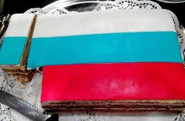 Толпа россиян, за секунды съевшая торт для детей-сирот, разгневала сеть (видео)