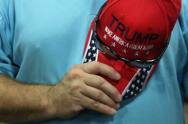 Трамп потратил почти полмиллиона долларов на кепки