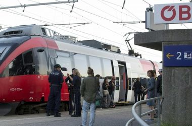 В Австрии неизвестный с ножом напал на подростков в поезде