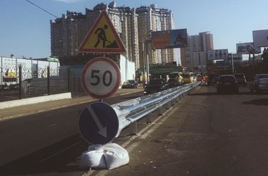 В Одессе на улице, где в ДТП погибли 6 человек, устанавливают отбойник (видео)
