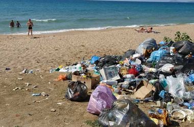 В погрязшем в мусоре Крыму без дела простаивает треть мусороуборочной техники