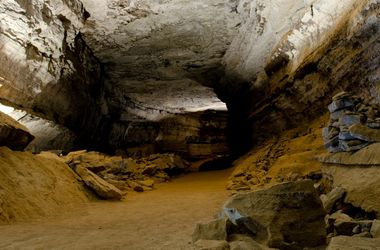 В России во время экскурсии в пещерах пропал 10-летний мальчик