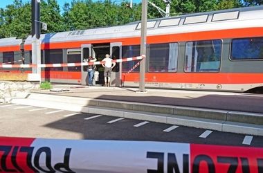 В Швейцарии неизвестный поджег поезд и порезал ножом пассажиров