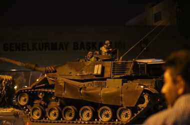 В Турции разыскивают 216 военных