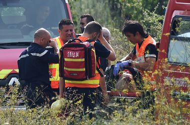 Во Франции из-за упавшего на рельсы дерева произошло крушение поезда