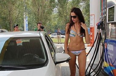 Женщинам-водителям в России предложили раздеться за бесплатное топливо