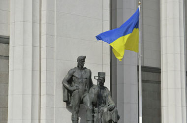 25 лет назад над зданием Верховной Рады подняли желто-голубой флаг